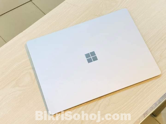 Microsoft surface laptop 2(Touch)i5-8GB Ram ,SSD 256GB